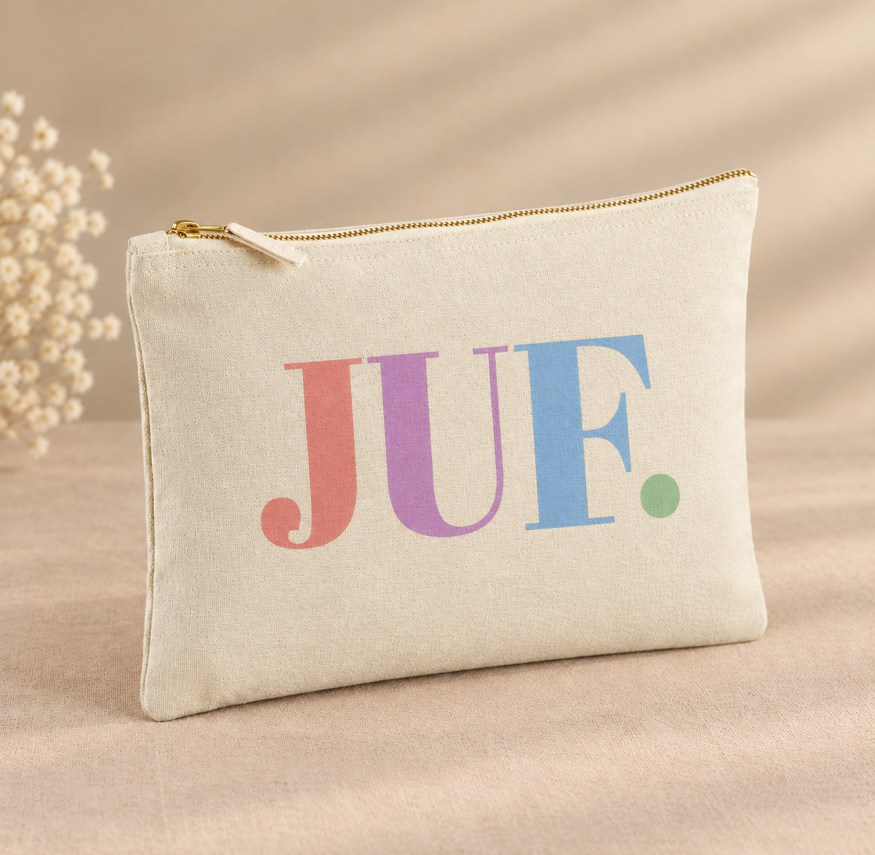 Crèmekleurig etui met pastelletters JUF