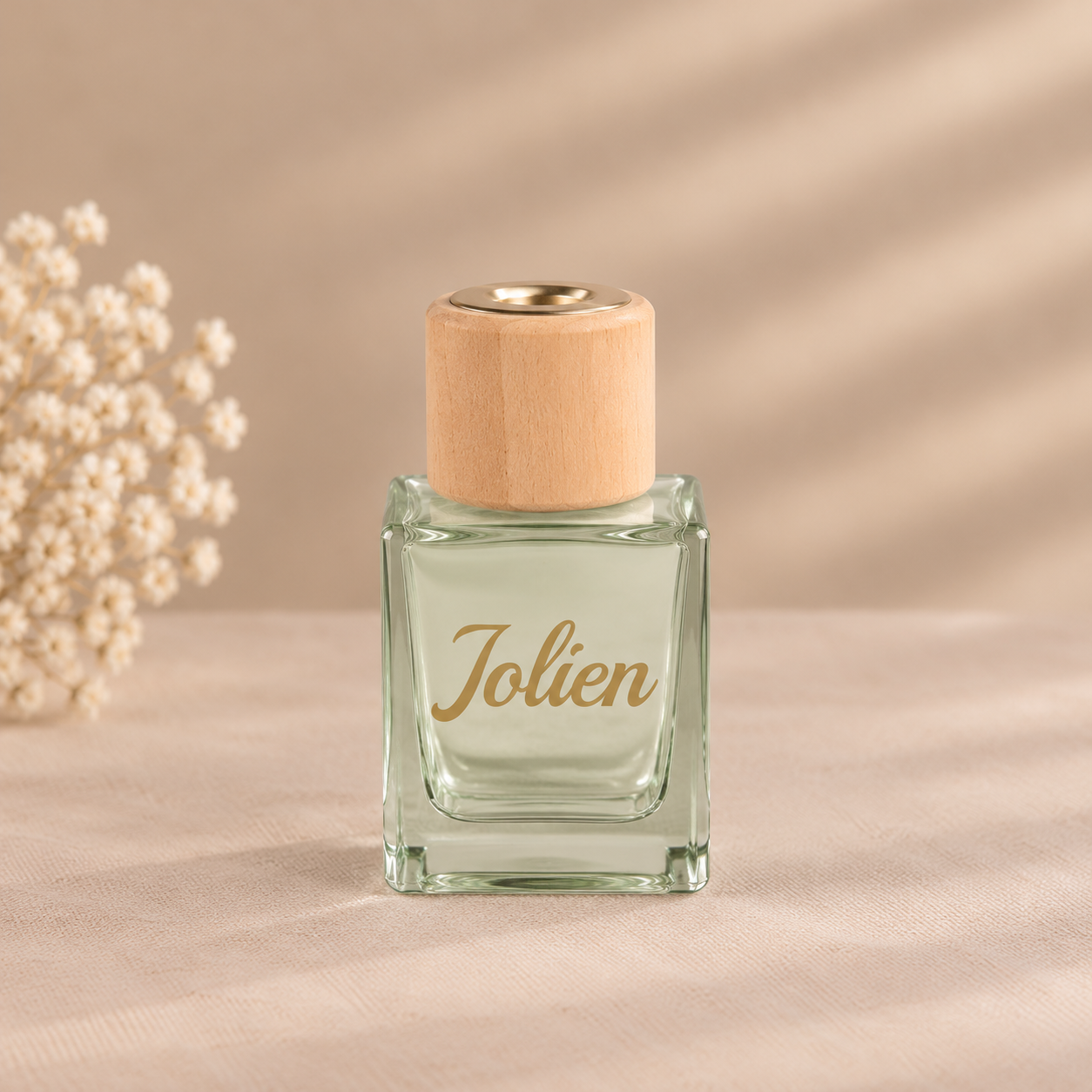 Elegante parfumfles Jolien in zacht zonlicht