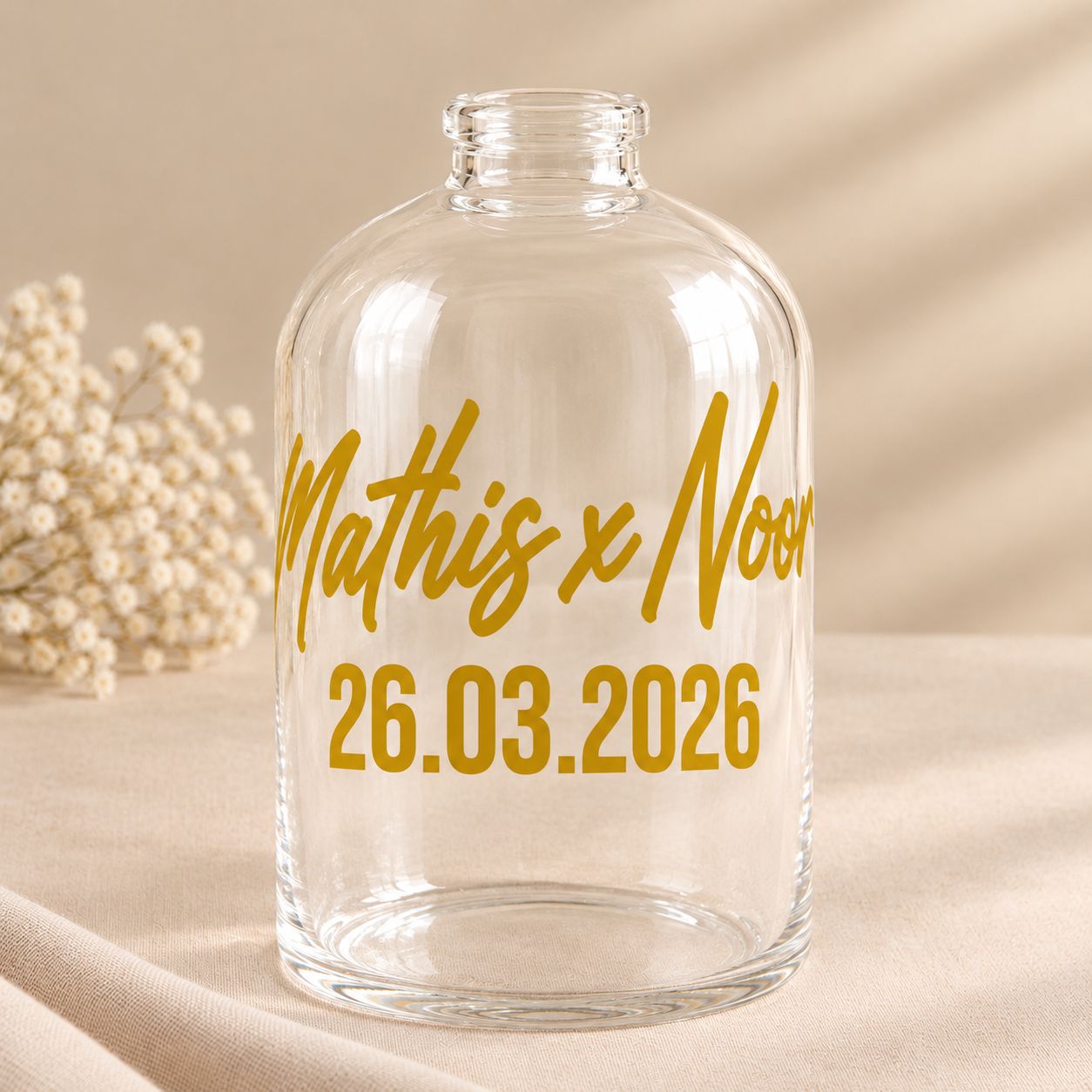 Glazen fles met gouden trouwopschrift