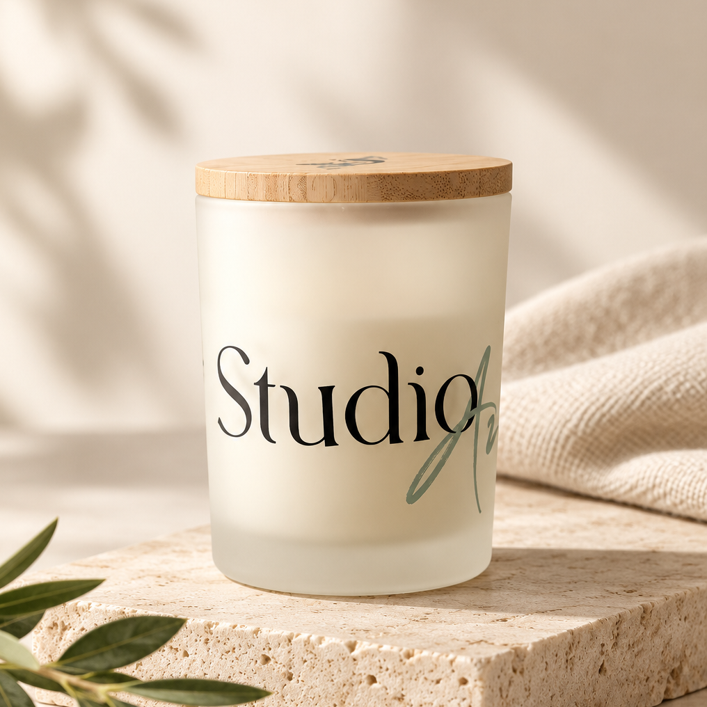 Minimalistische Studio-kaars in zacht daglicht