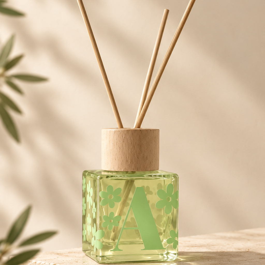 Minimalistische geurstokjesfles met bloemmotief