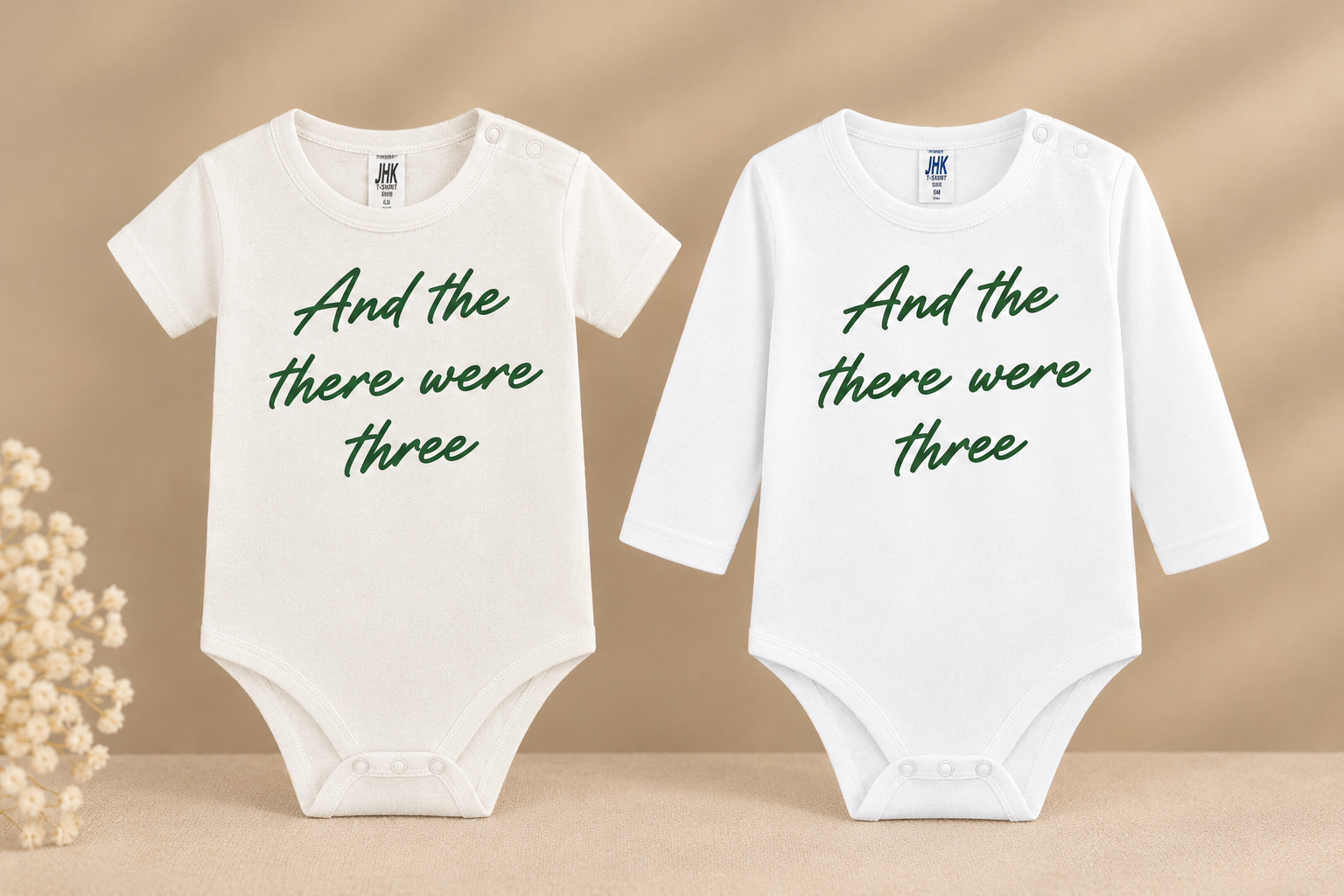 Twee babyrompers met groene tekst