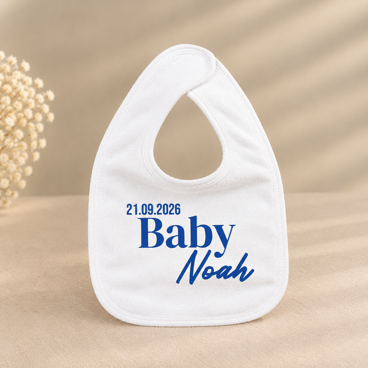 Wit baby slabbetje met blauwe tekst