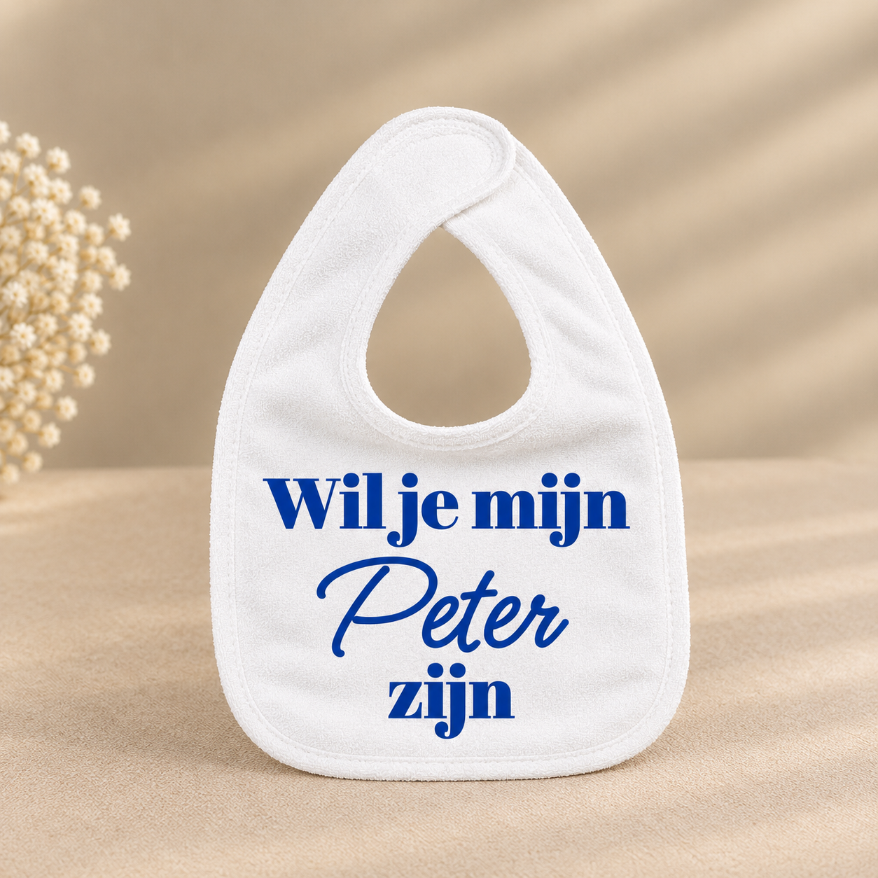 Wit slabbetje met blauwe Peter-tekst